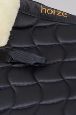 Horze Houston Vielseitigkeitsschabracke Mit Kunstfell 19 Horze Houston Vielseitigkeitsschabracke Mit Kunstfell -Reitsportprodukte Geschäft 17400 CG 2