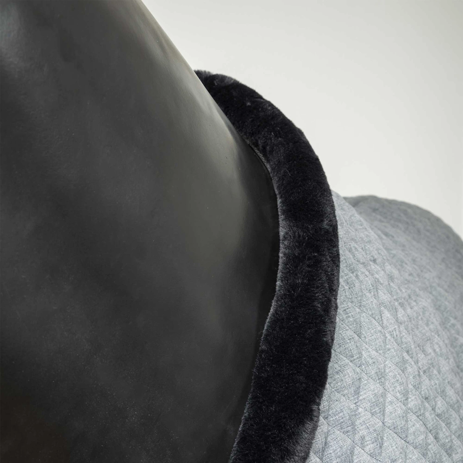 Back On Track Haze Kollektion Gesteppte Stalldecke, 200g (125-135cm) 15 Back On Track Haze Kollektion Gesteppte Stalldecke, 200g (125-135cm) – Bild 13